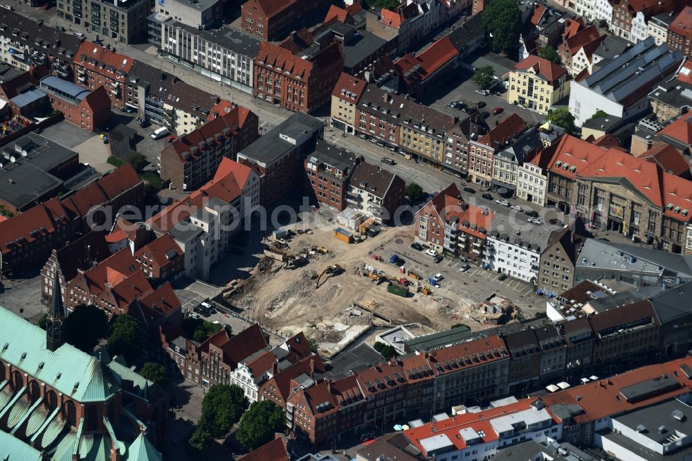 Lübeck from above - Demolition of the building area of car park building on street Fuenfhausen - Beckergrube - Mengstrasse in Luebeck in the state Schleswig-Holstein