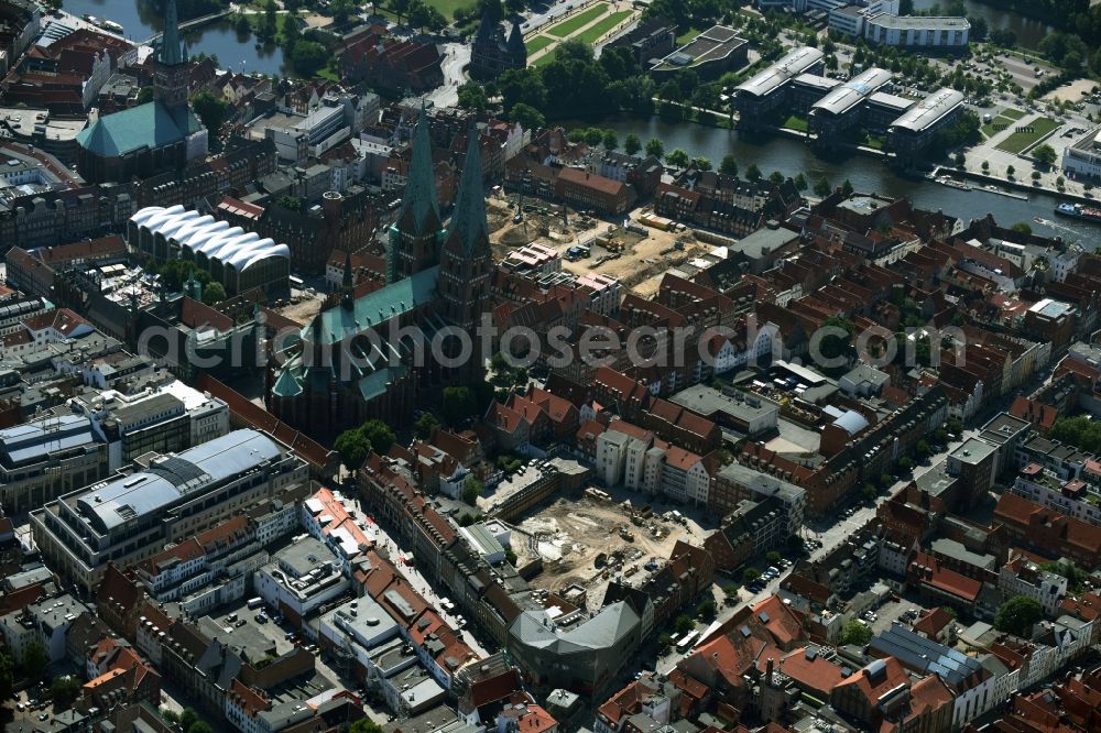 Lübeck from above - Demolition of the building area of car park building on street Fuenfhausen - Beckergrube - Mengstrasse in Luebeck in the state Schleswig-Holstein