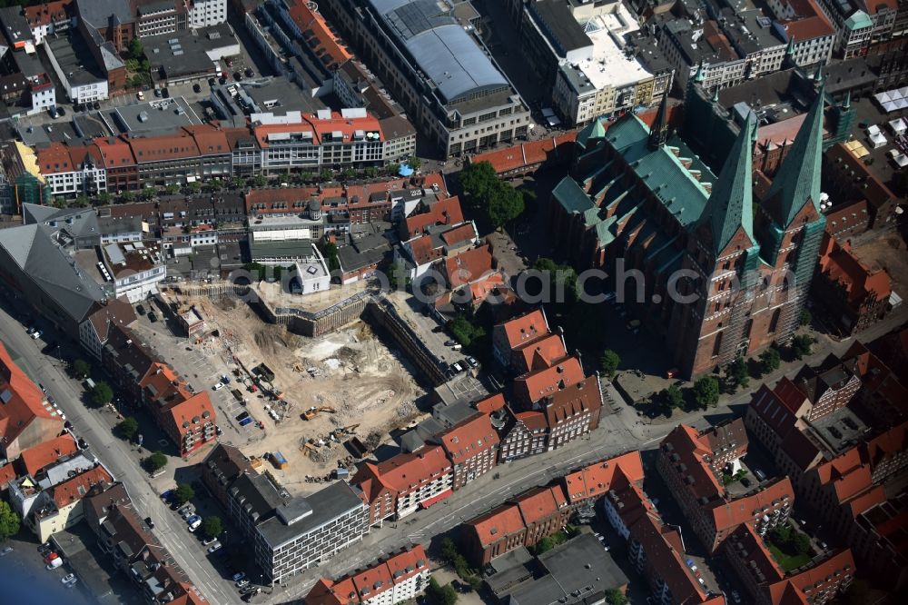 Lübeck from the bird's eye view: Demolition of the building area of car park building on street Fuenfhausen - Beckergrube - Mengstrasse in Luebeck in the state Schleswig-Holstein