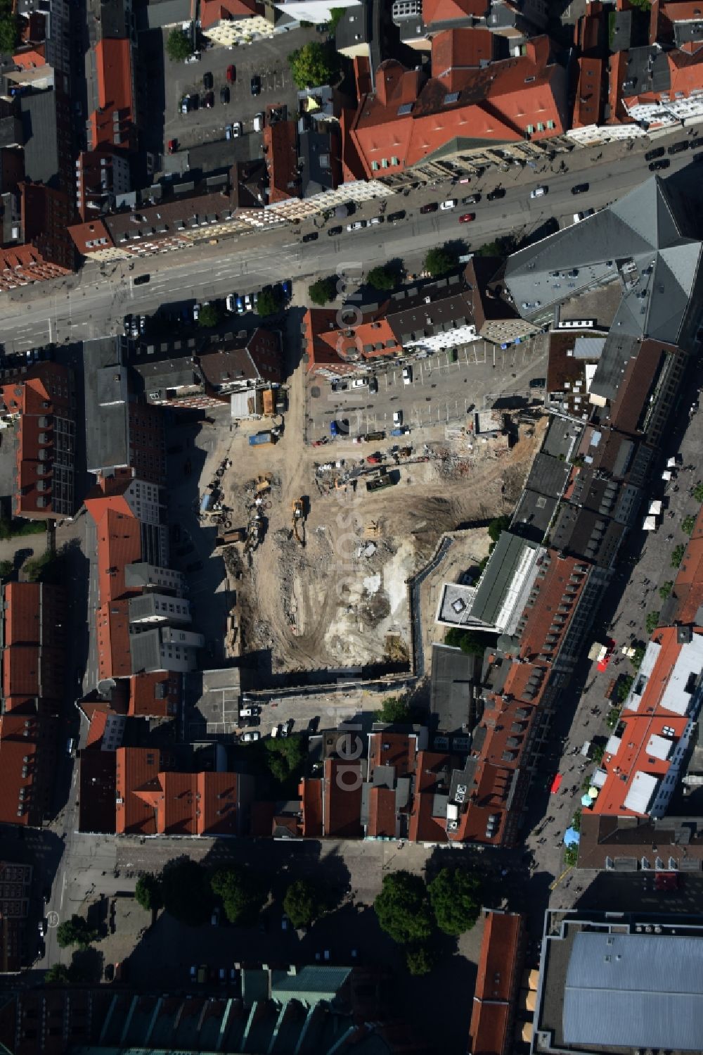 Aerial image Lübeck - Demolition of the building area of car park building on street Fuenfhausen - Beckergrube - Mengstrasse in Luebeck in the state Schleswig-Holstein