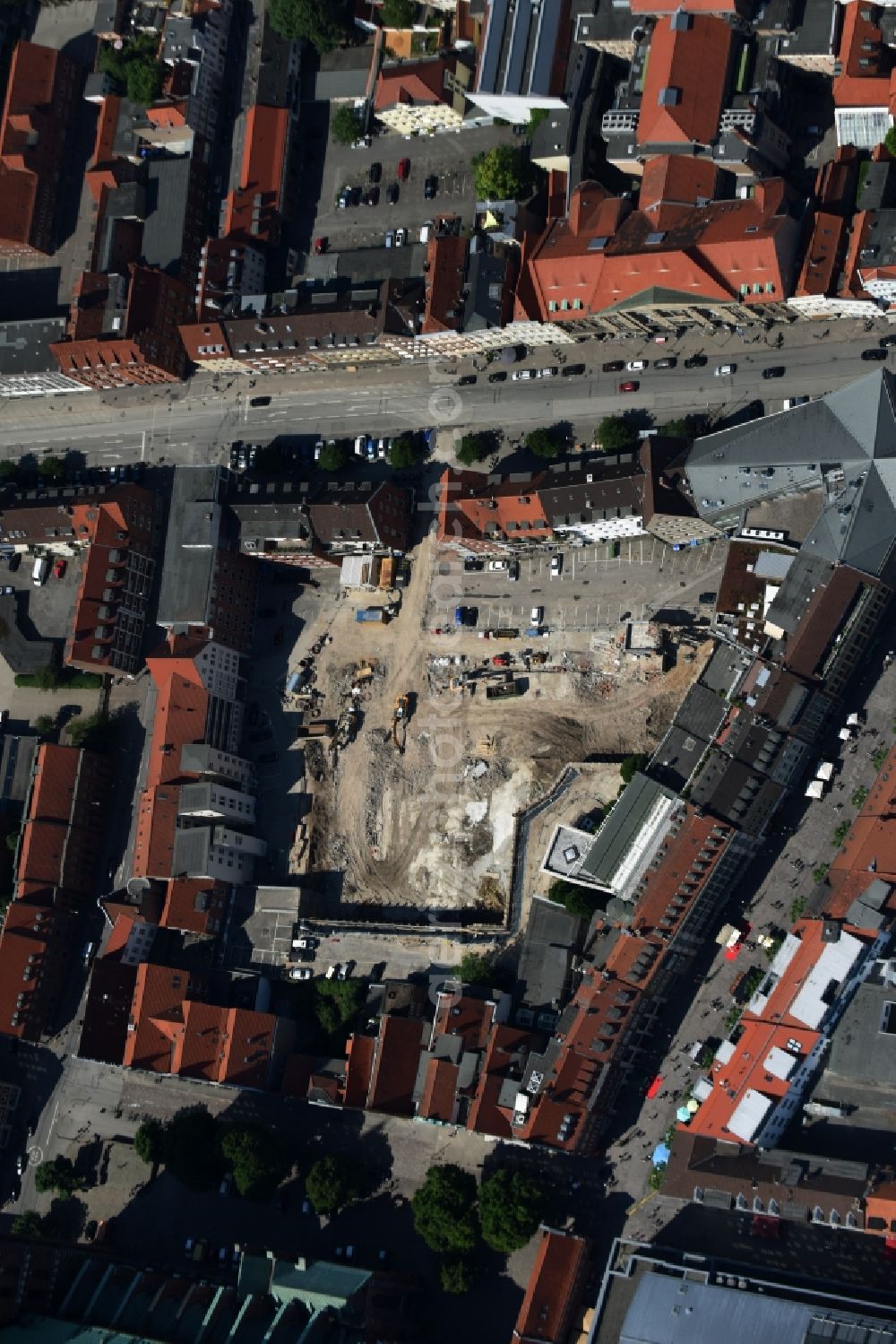 Aerial photograph Lübeck - Demolition of the building area of car park building on street Fuenfhausen - Beckergrube - Mengstrasse in Luebeck in the state Schleswig-Holstein