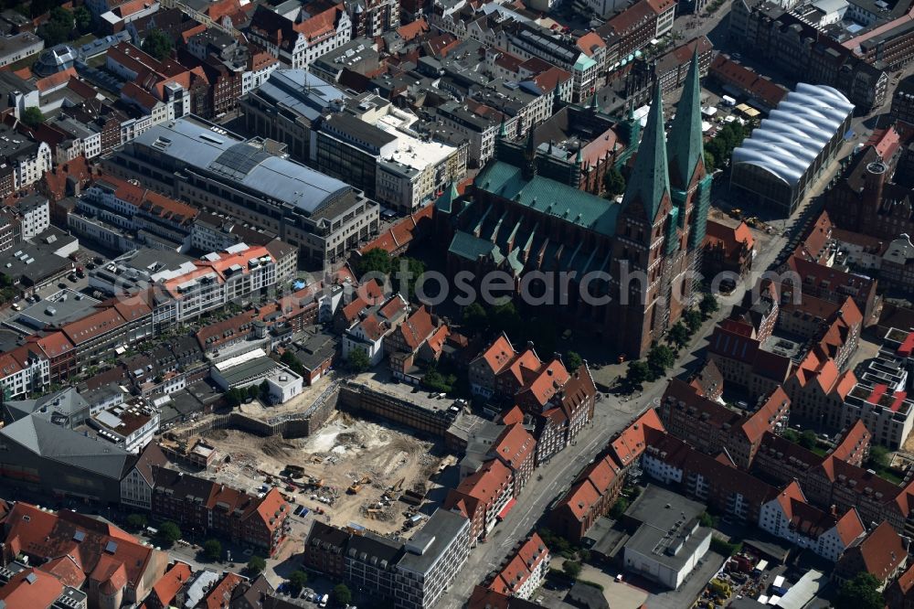 Lübeck from the bird's eye view: Demolition of the building area of car park building on street Fuenfhausen - Beckergrube - Mengstrasse in Luebeck in the state Schleswig-Holstein