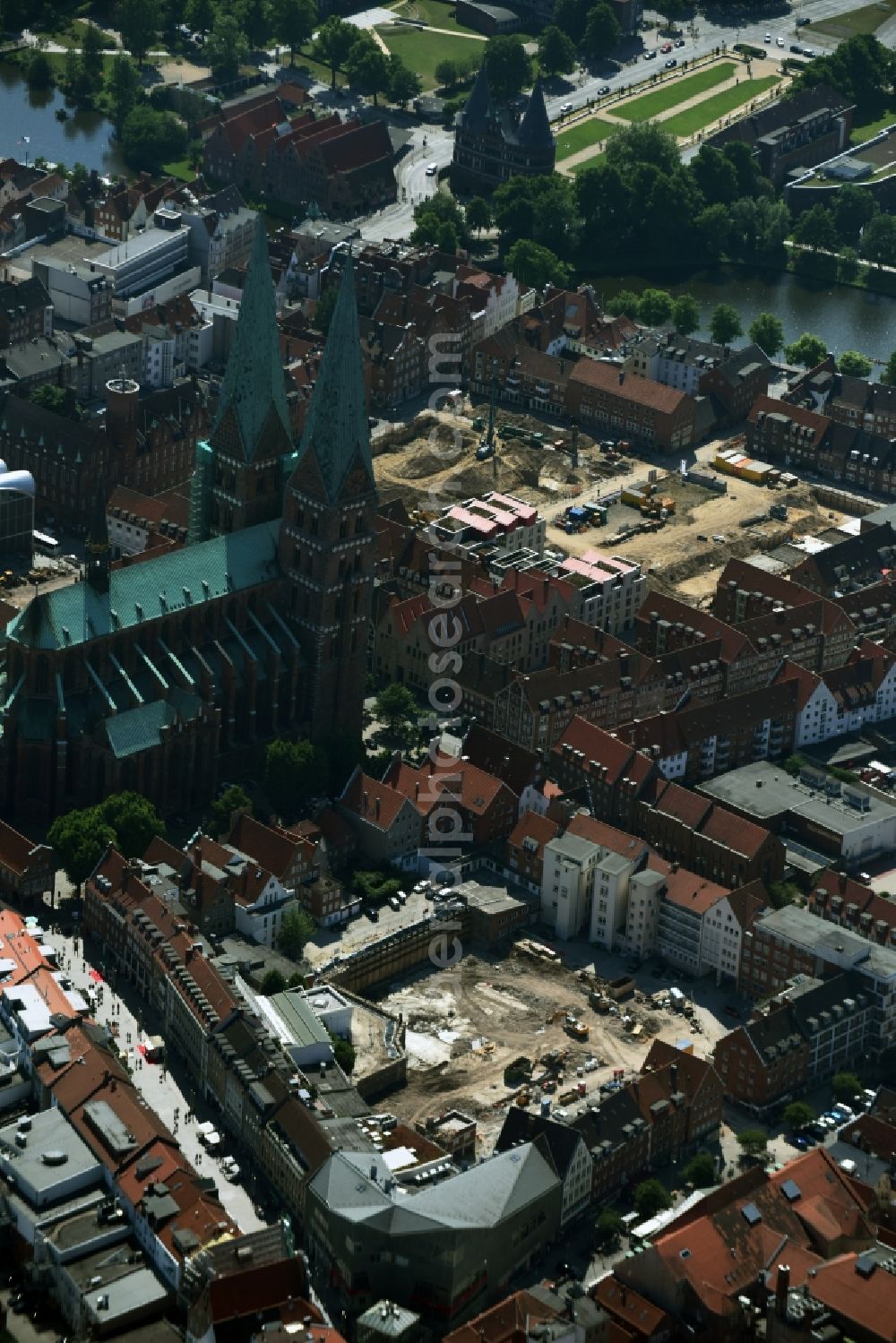 Lübeck from above - Demolition of the building area of car park building on street Fuenfhausen - Beckergrube - Mengstrasse in Luebeck in the state Schleswig-Holstein