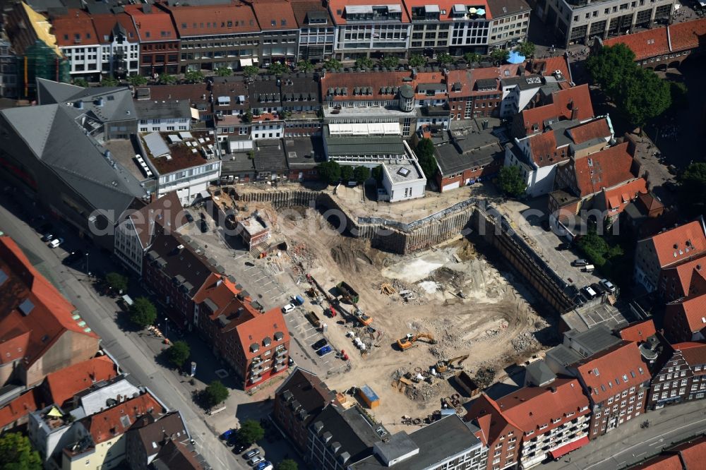 Aerial photograph Lübeck - Demolition of the building area of car park building on street Fuenfhausen - Beckergrube - Mengstrasse in Luebeck in the state Schleswig-Holstein