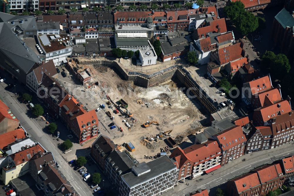 Lübeck from above - Demolition of the building area of car park building on street Fuenfhausen - Beckergrube - Mengstrasse in Luebeck in the state Schleswig-Holstein