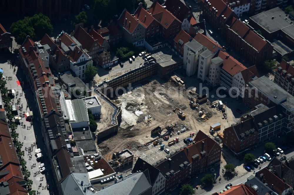 Aerial image Lübeck - Demolition of the building area of car park building on street Fuenfhausen - Beckergrube - Mengstrasse in Luebeck in the state Schleswig-Holstein