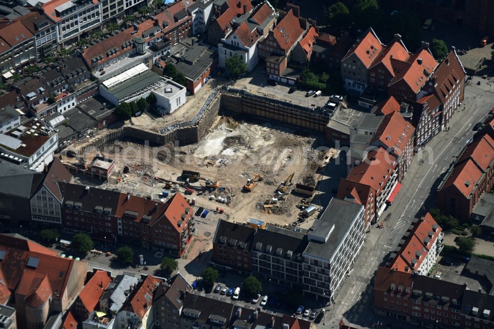 Aerial photograph Lübeck - Demolition of the building area of car park building on street Fuenfhausen - Beckergrube - Mengstrasse in Luebeck in the state Schleswig-Holstein