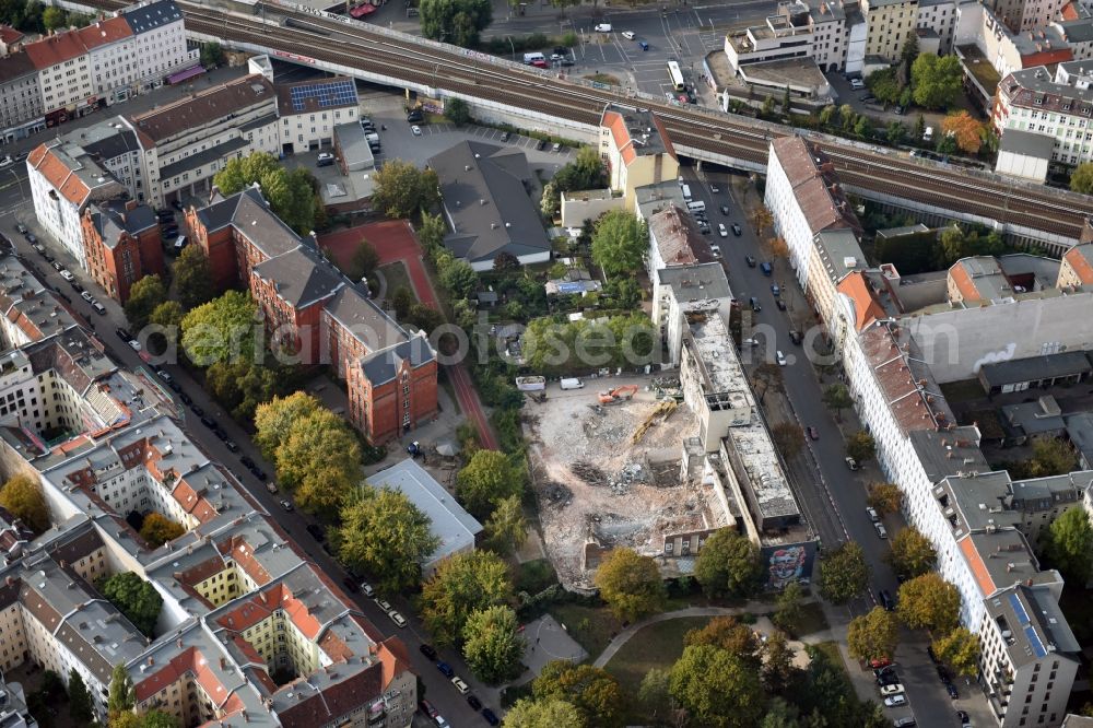 Berlin from the bird's eye view: Demolition of the building area of des Stadtbades - Hallenbades Wedding in der Gerichtstrasse in Berlin