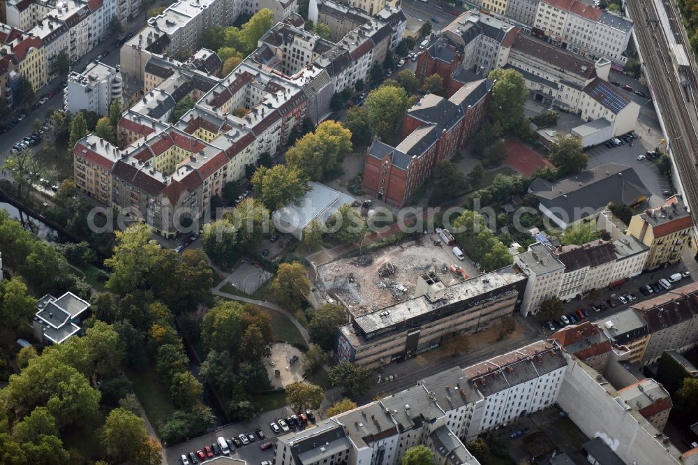 Aerial image Berlin - Demolition of the building area of des Stadtbades - Hallenbades Wedding in der Gerichtstrasse in Berlin