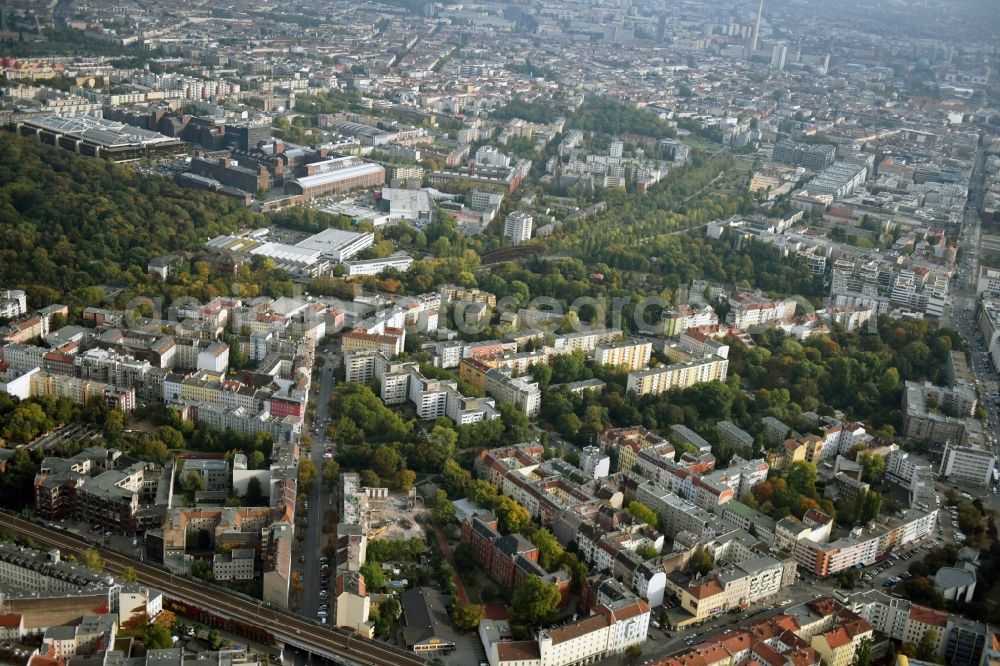 Berlin from above - Demolition of the building area of des Stadtbades - Hallenbades Wedding in der Gerichtstrasse in Berlin