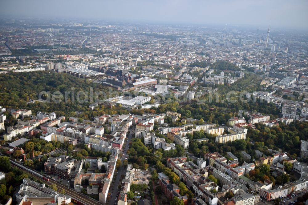 Berlin from the bird's eye view: Demolition of the building area of des Stadtbades - Hallenbades Wedding in der Gerichtstrasse in Berlin