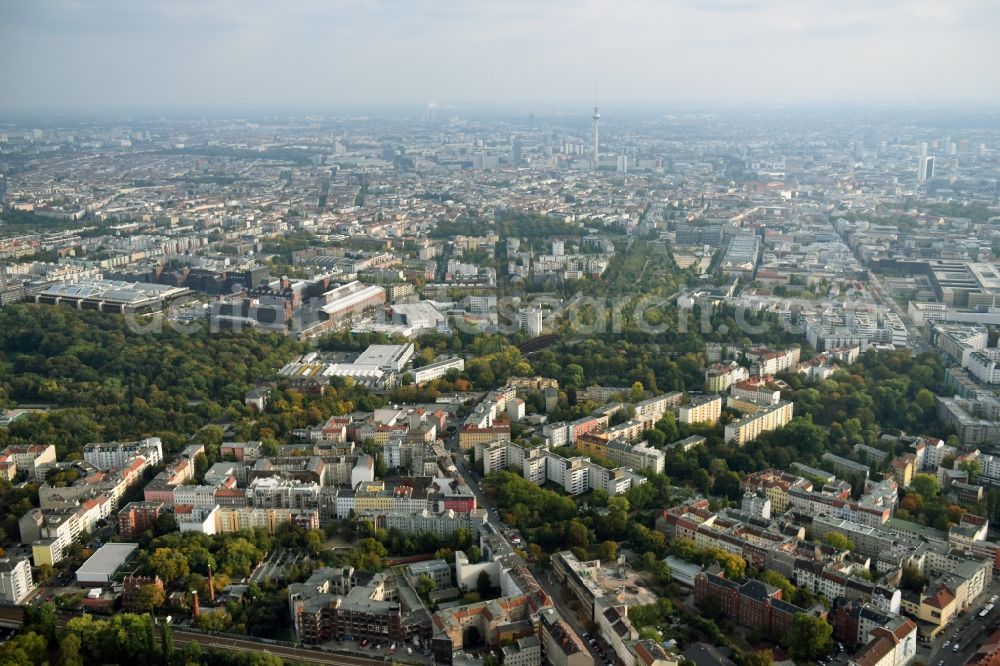 Berlin from above - Demolition of the building area of des Stadtbades - Hallenbades Wedding in der Gerichtstrasse in Berlin