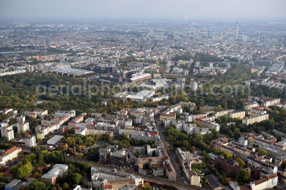 Berlin from the bird's eye view: Demolition of the building area of des Stadtbades - Hallenbades Wedding in der Gerichtstrasse in Berlin