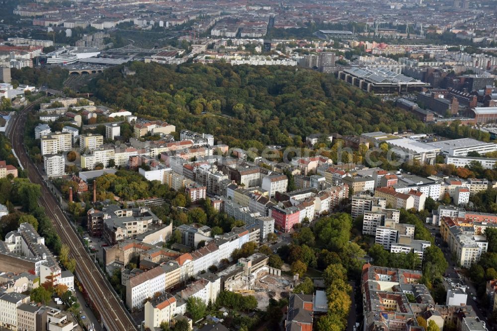 Berlin from above - Demolition of the building area of des Stadtbades - Hallenbades Wedding in der Gerichtstrasse in Berlin