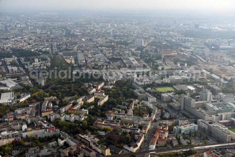 Berlin from the bird's eye view: Demolition of the building area of des Stadtbades - Hallenbades Wedding in der Gerichtstrasse in Berlin