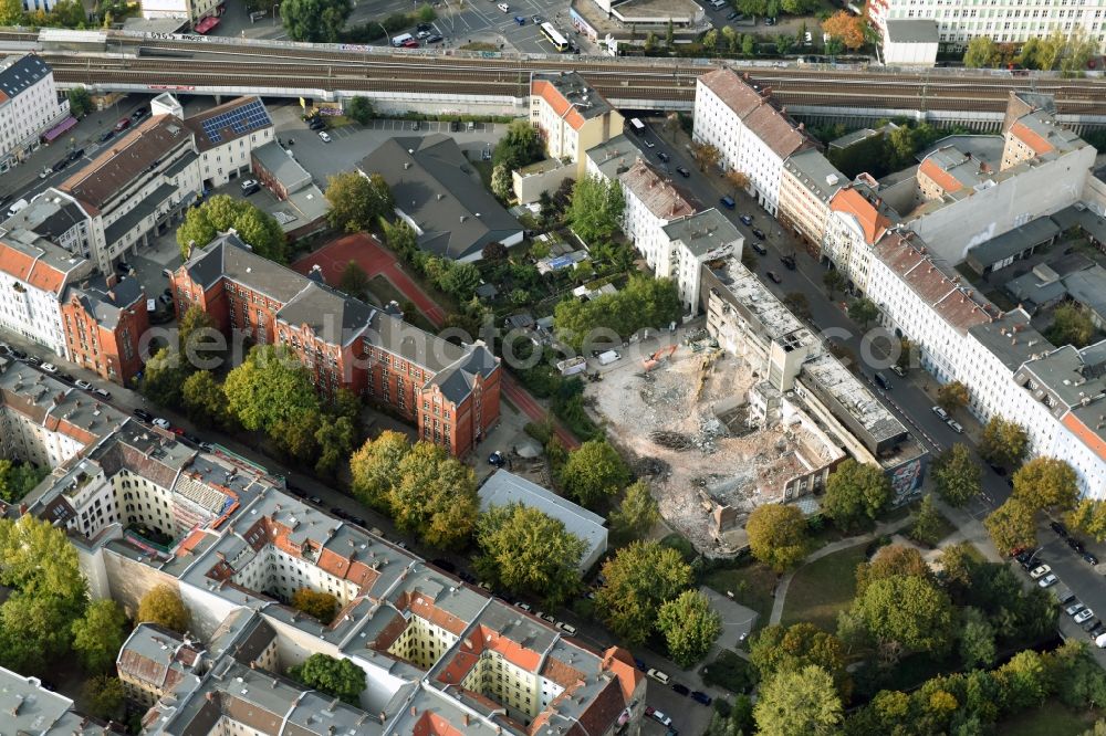 Berlin from above - Demolition of the building area of des Stadtbades - Hallenbades Wedding in der Gerichtstrasse in Berlin