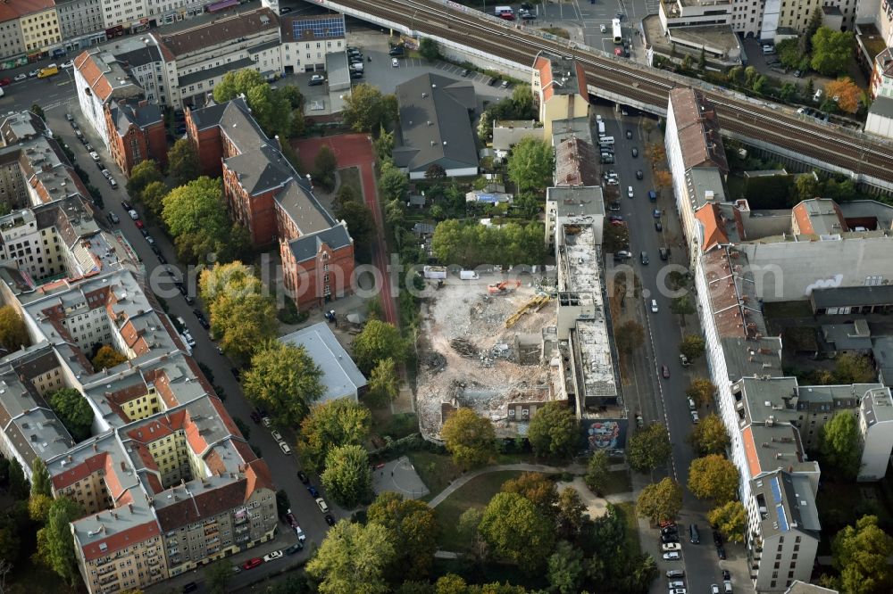 Berlin from the bird's eye view: Demolition of the building area of des Stadtbades - Hallenbades Wedding in der Gerichtstrasse in Berlin