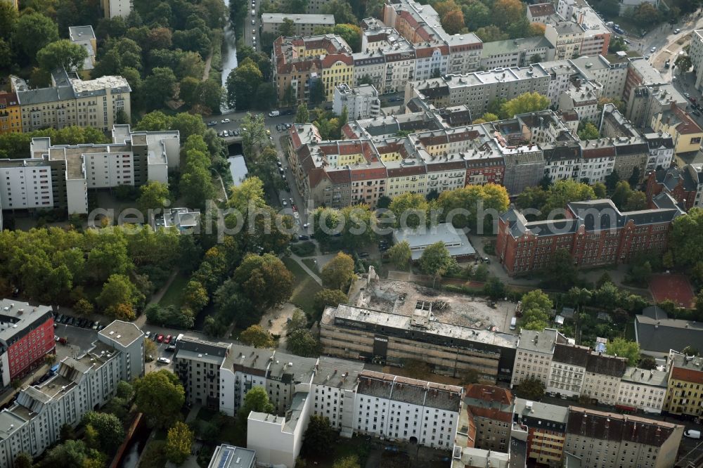 Berlin from above - Demolition of the building area of des Stadtbades - Hallenbades Wedding in der Gerichtstrasse in Berlin