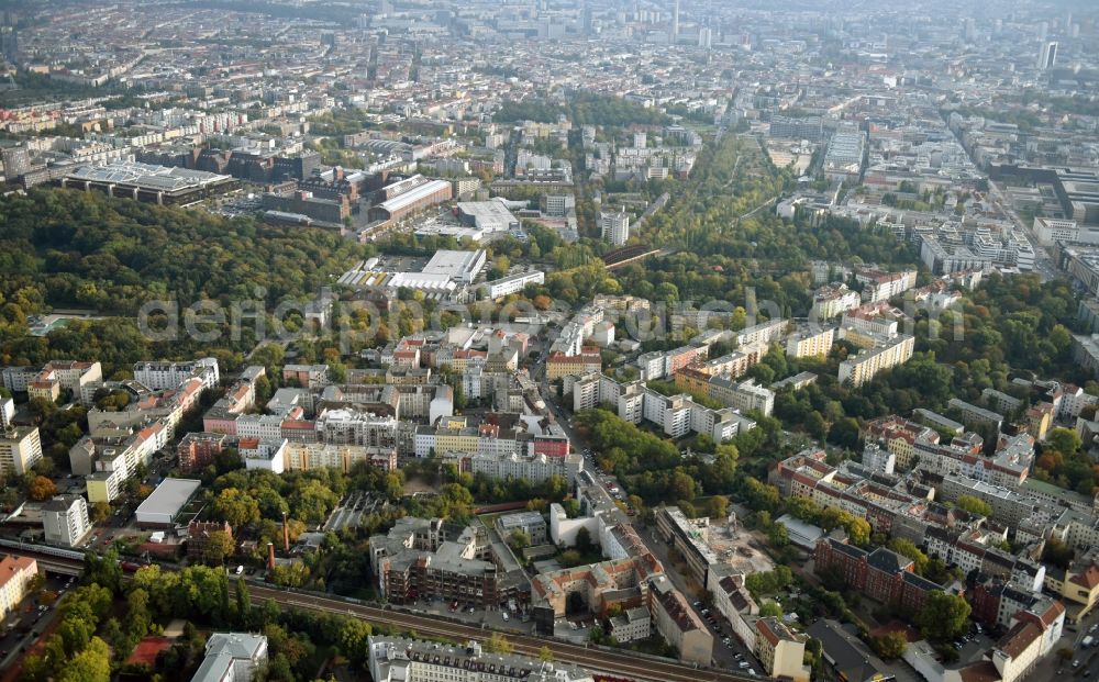 Berlin from the bird's eye view: Demolition of the building area of des Stadtbades - Hallenbades Wedding in der Gerichtstrasse in Berlin