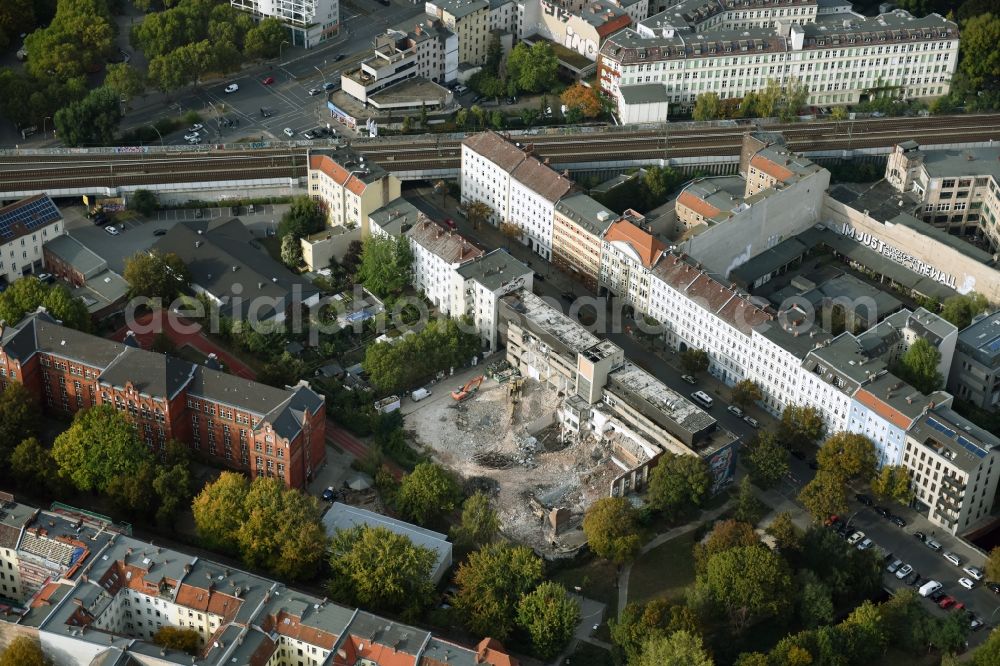 Berlin from above - Demolition of the building area of des Stadtbades - Hallenbades Wedding in der Gerichtstrasse in Berlin