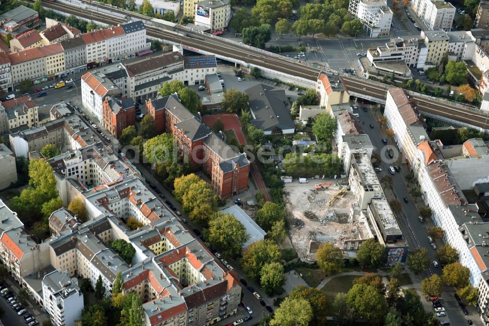 Berlin from the bird's eye view: Demolition of the building area of des Stadtbades - Hallenbades Wedding in der Gerichtstrasse in Berlin