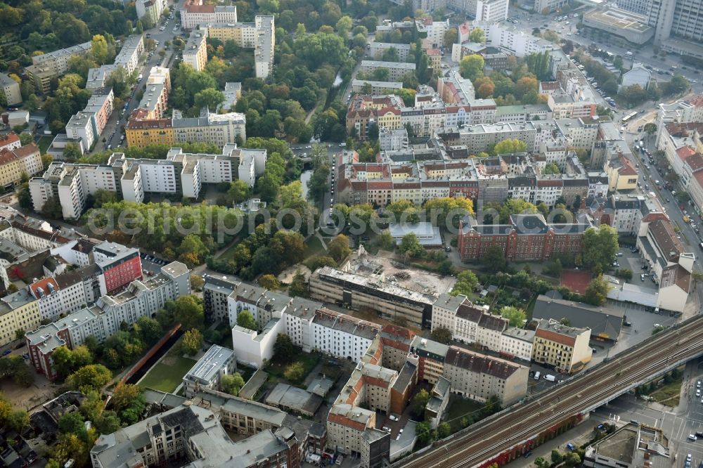 Aerial image Berlin - Demolition of the building area of des Stadtbades - Hallenbades Wedding in der Gerichtstrasse in Berlin