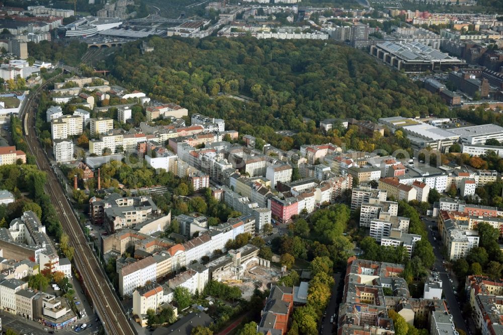 Berlin from the bird's eye view: Demolition of the building area of des Stadtbades - Hallenbades Wedding in der Gerichtstrasse in Berlin