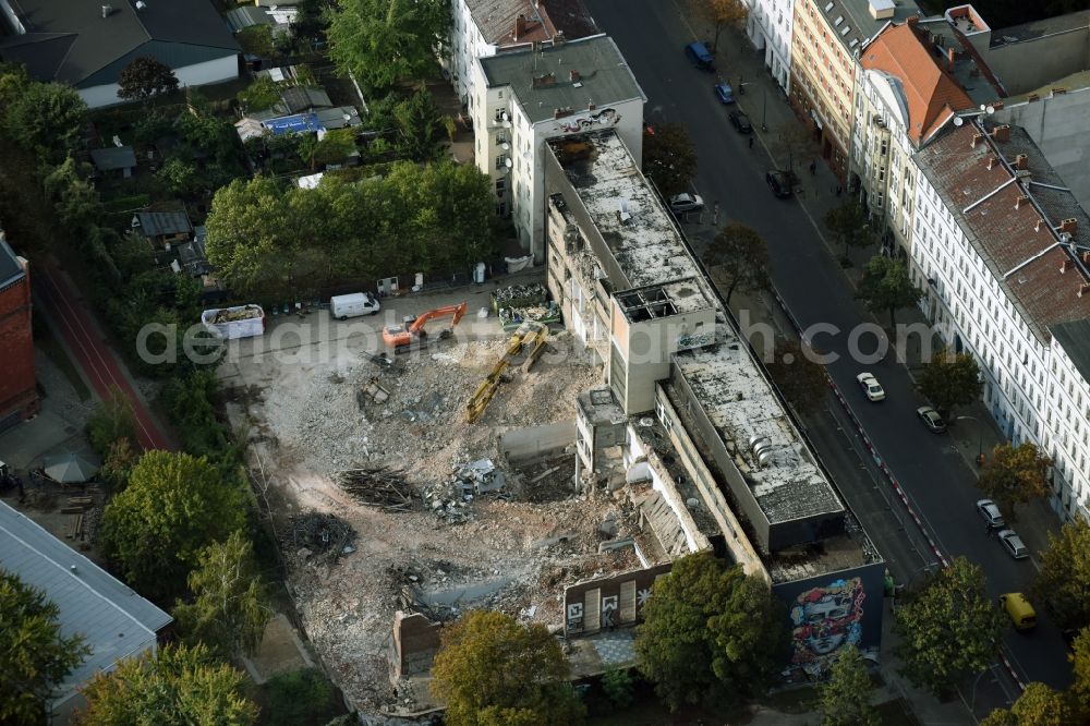 Berlin from above - Demolition of the building area of des Stadtbades - Hallenbades Wedding in der Gerichtstrasse in Berlin