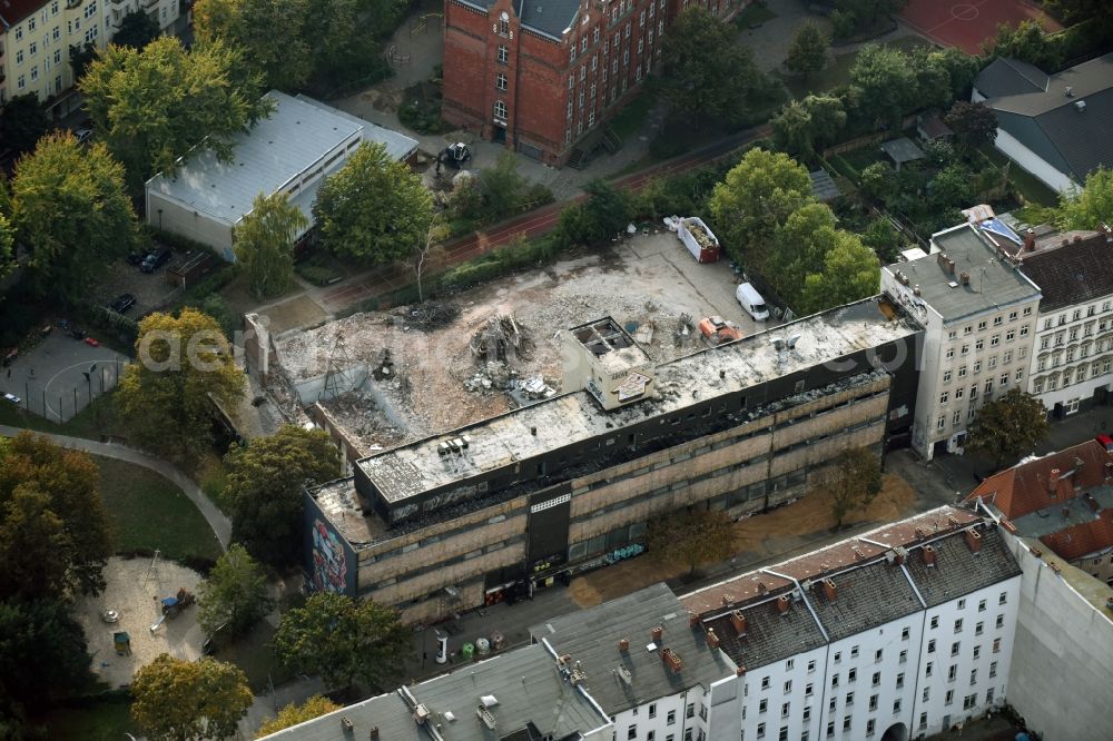 Berlin from the bird's eye view: Demolition of the building area of des Stadtbades - Hallenbades Wedding in der Gerichtstrasse in Berlin