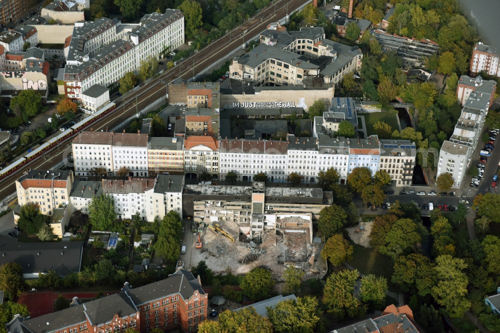 Berlin from above - Demolition of the building area of des Stadtbades - Hallenbades Wedding in der Gerichtstrasse in Berlin