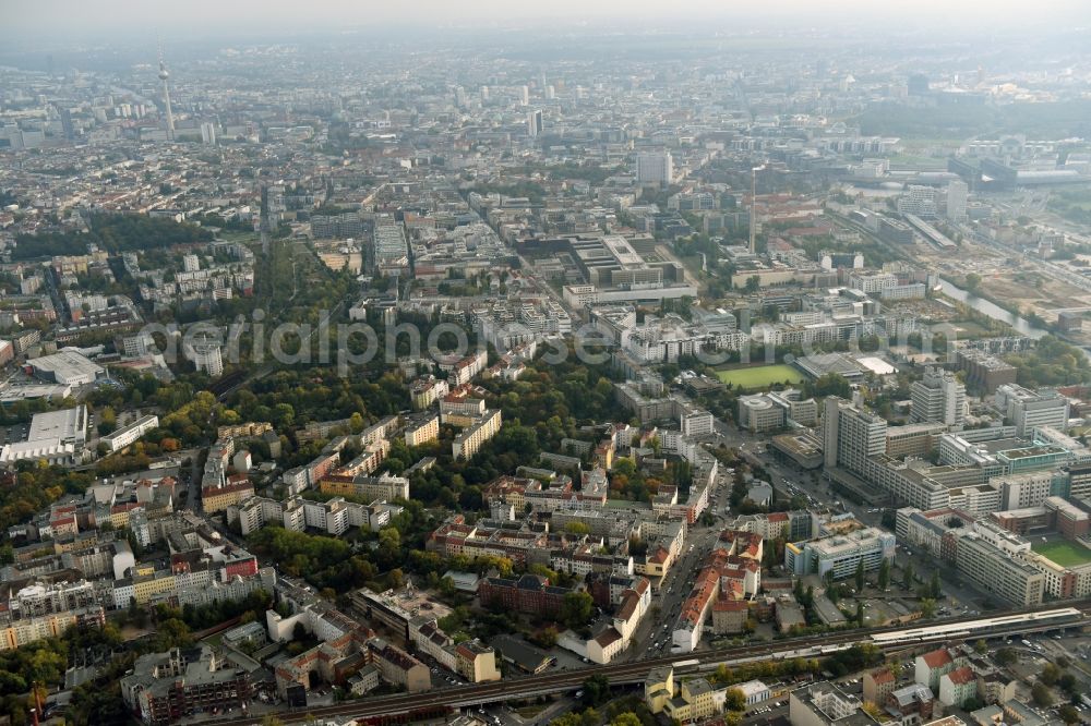 Berlin from the bird's eye view: Demolition of the building area of des Stadtbades - Hallenbades Wedding in der Gerichtstrasse in Berlin