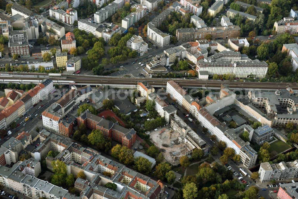 Berlin from above - Demolition of the building area of des Stadtbades - Hallenbades Wedding in der Gerichtstrasse in Berlin