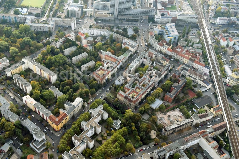 Berlin from the bird's eye view: Demolition of the building area of des Stadtbades - Hallenbades Wedding in der Gerichtstrasse in Berlin