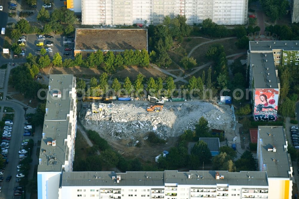 Berlin from the bird's eye view: Demolition of the building area of on Venusstrasse in Berlin, Germany