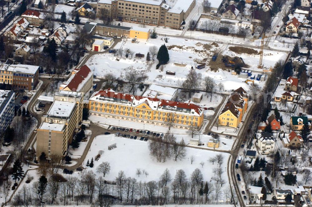 Aerial image Berlin - Blick auf die winterlich verschneite Abrissfläche / den Rückbau vom Haus 9 und Haus 15 (Kesselhaus) auf dem Gelände des Vivantes Klinikum Hellersdorf. Look at the wintry, snowy surface on the site of the demolished Vivantes Klinikum Berlin - Hellersdorf - Genius Ingenieurbüro GmbH, Treskowallee 30, 10318 Berlin, Tel. +49(0)30 818584-0, Fax +49(0)30 818584-99, email: krebs@ibgenius.de