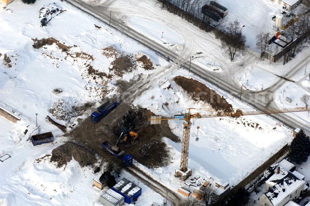 Berlin from above - Blick auf die winterlich verschneite Abrissfläche / den Rückbau vom Haus 9 und Haus 15 (Kesselhaus) auf dem Gelände des Vivantes Klinikum Hellersdorf. Look at the wintry, snowy surface on the site of the demolished Vivantes Klinikum Berlin - Hellersdorf - Genius Ingenieurbüro GmbH, Treskowallee 30, 10318 Berlin, Tel. +49(0)30 818584-0, Fax +49(0)30 818584-99, email: krebs@ibgenius.de