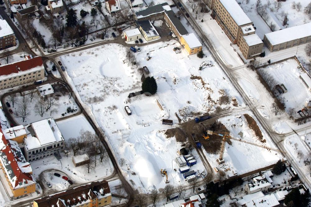 Aerial image Berlin - Blick auf die winterlich verschneite Abrissfläche / den Rückbau vom Haus 9 und Haus 15 (Kesselhaus) auf dem Gelände des Vivantes Klinikum Hellersdorf. Look at the wintry, snowy surface on the site of the demolished Vivantes Klinikum Berlin - Hellersdorf - Genius Ingenieurbüro GmbH, Treskowallee 30, 10318 Berlin, Tel. +49(0)30 818584-0, Fax +49(0)30 818584-99, email: krebs@ibgenius.de