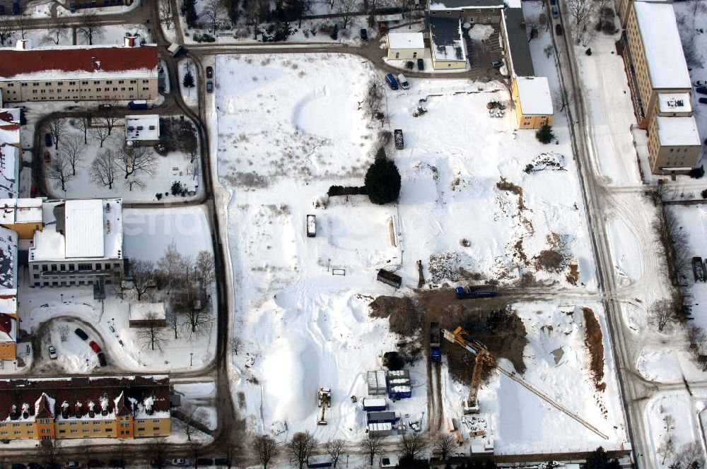 Aerial photograph Berlin - Blick auf die winterlich verschneite Abrissfläche / den Rückbau vom Haus 9 und Haus 15 (Kesselhaus) auf dem Gelände des Vivantes Klinikum Hellersdorf. Look at the wintry, snowy surface on the site of the demolished Vivantes Klinikum Berlin - Hellersdorf - Genius Ingenieurbüro GmbH, Treskowallee 30, 10318 Berlin, Tel. +49(0)30 818584-0, Fax +49(0)30 818584-99, email: krebs@ibgenius.de