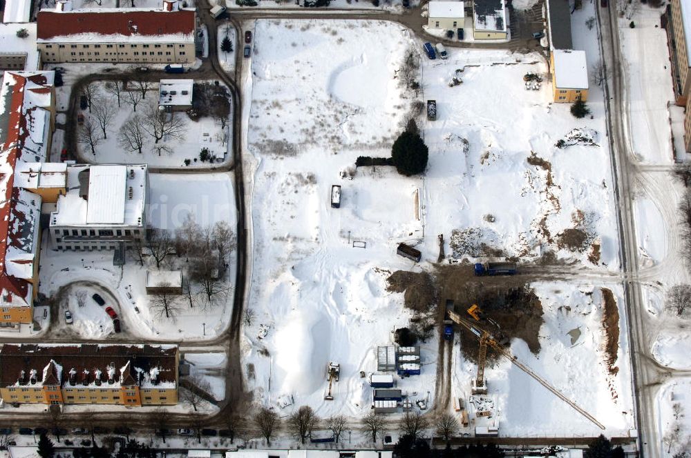 Berlin from above - Blick auf die winterlich verschneite Abrissfläche / den Rückbau vom Haus 9 und Haus 15 (Kesselhaus) auf dem Gelände des Vivantes Klinikum Hellersdorf. Look at the wintry, snowy surface on the site of the demolished Vivantes Klinikum Berlin - Hellersdorf - Genius Ingenieurbüro GmbH, Treskowallee 30, 10318 Berlin, Tel. +49(0)30 818584-0, Fax +49(0)30 818584-99, email: krebs@ibgenius.de