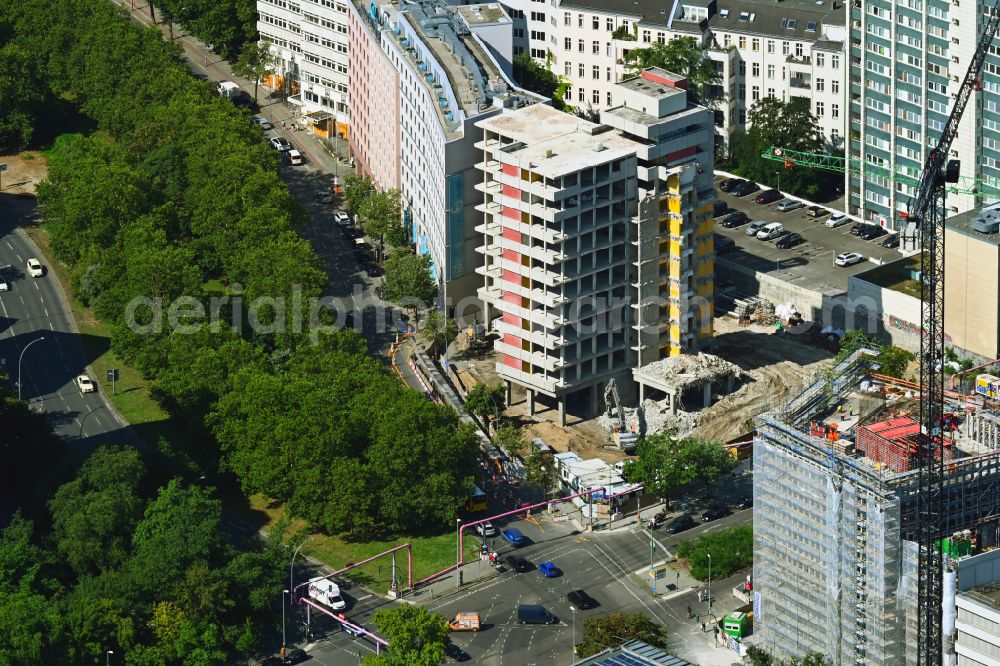 Berlin from the bird's eye view: Demolition and dismantling of the high-rise building on street An der Urania in the district Schoeneberg in Berlin, Germany