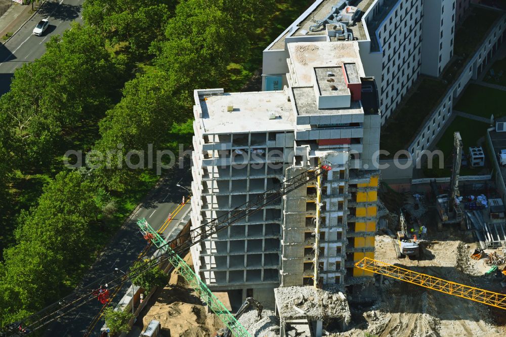 Berlin from the bird's eye view: Demolition and dismantling of the high-rise building on street An der Urania in the district Schoeneberg in Berlin, Germany