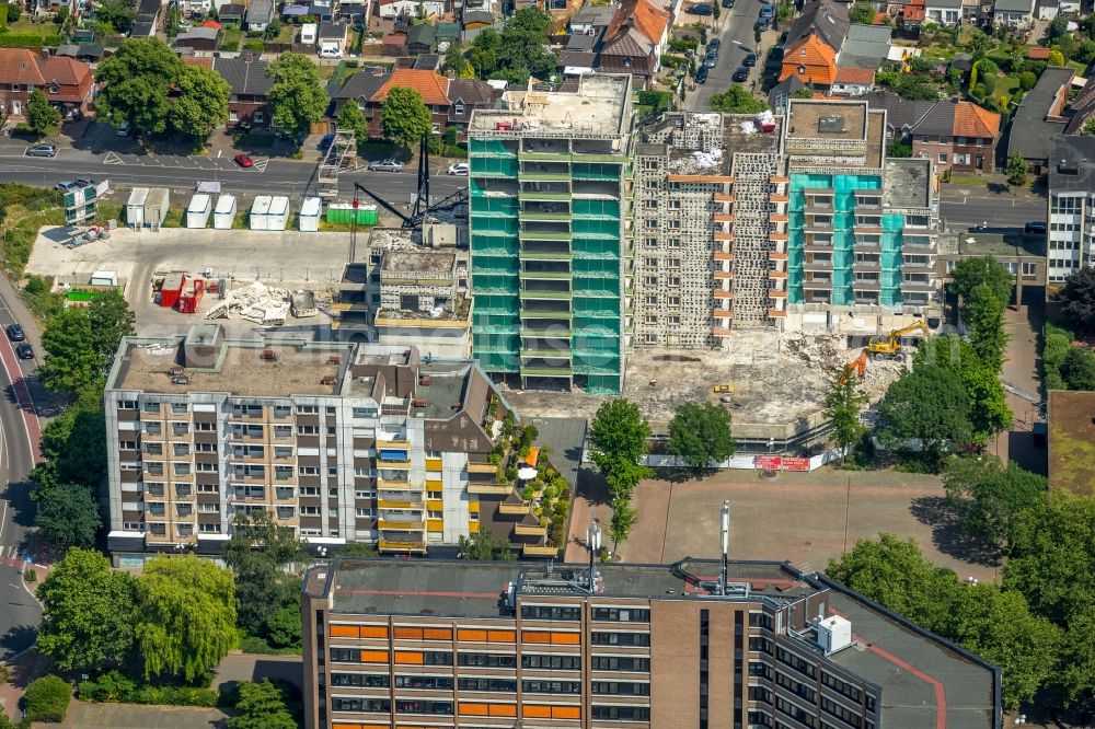 Aerial photograph Kamp-Lintfort - Demolition and dismantling of the high-rise building Bunten Riesen on Rathausplatz - Markgrafenstrasse - Wilhelmstrasse in Kamp-Lintfort in the state North Rhine-Westphalia, Germany