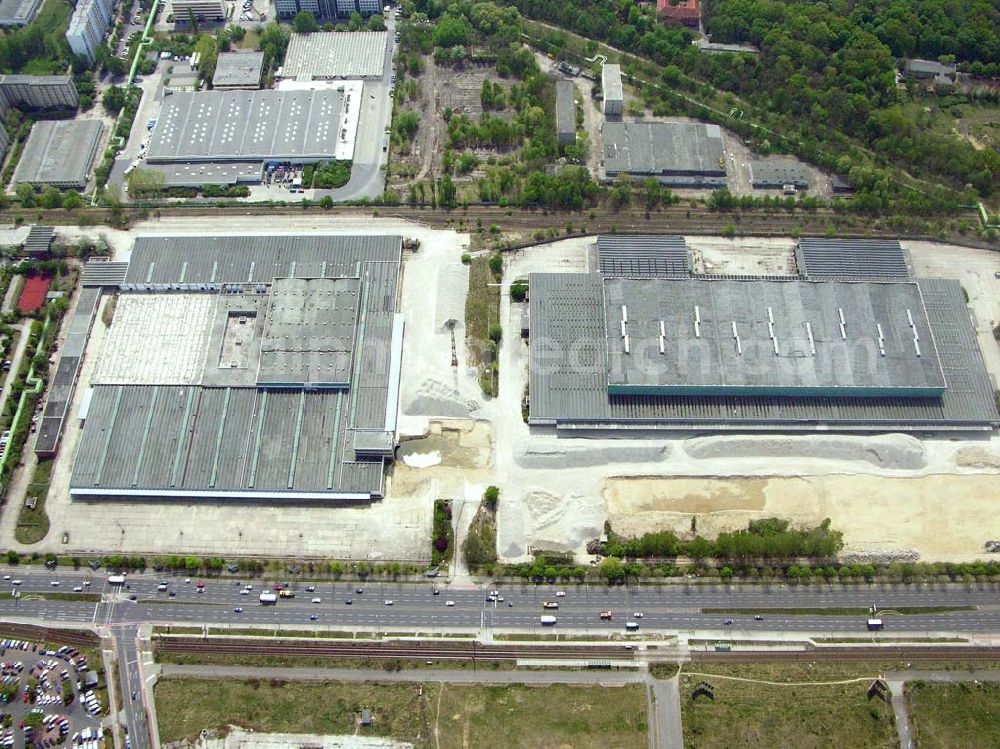 Aerial photograph Berlin - Berlin-Hohenschönhausen Wohngebiet Weiße Taube und Abrißfläche für IKEA Neubau an der Landsberger Allee