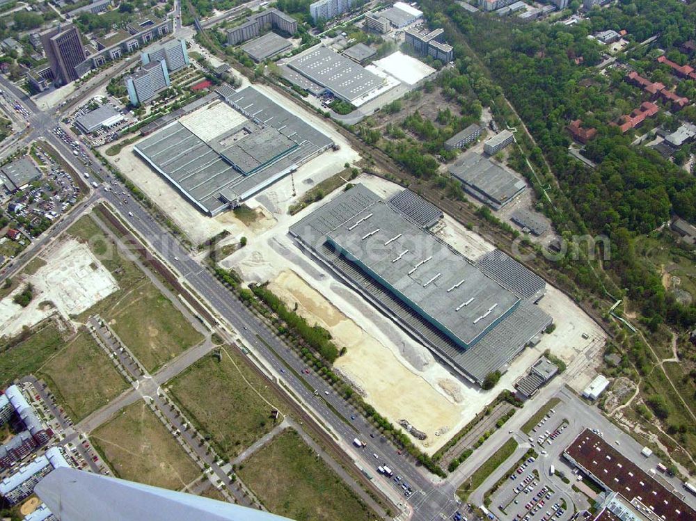 Berlin from the bird's eye view: Berlin-Hohenschönhausen Wohngebiet Weiße Taube und Abrißfläche für IKEA Neubau an der Landsberger Allee