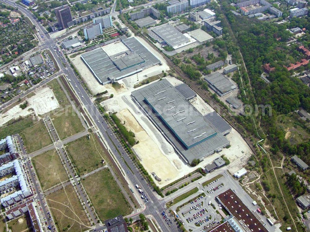 Aerial image Berlin - Berlin-Hohenschönhausen Wohngebiet Weiße Taube und Abrißfläche für IKEA Neubau an der Landsberger Allee