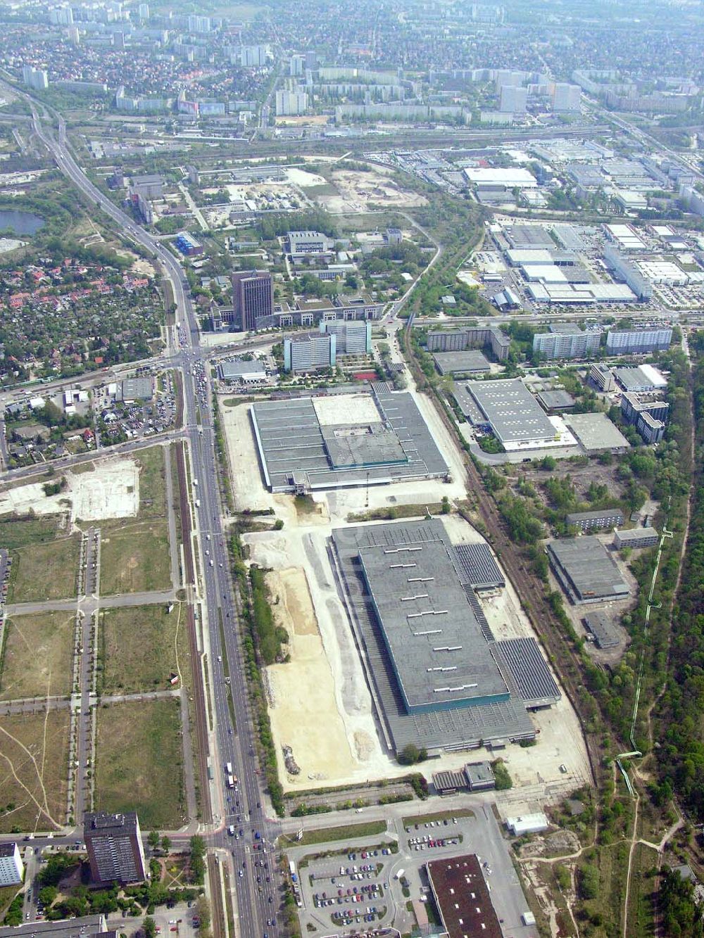 Aerial photograph Berlin - Berlin-Hohenschönhausen Wohngebiet Weiße Taube und Abrißfläche für IKEA Neubau an der Landsberger Allee