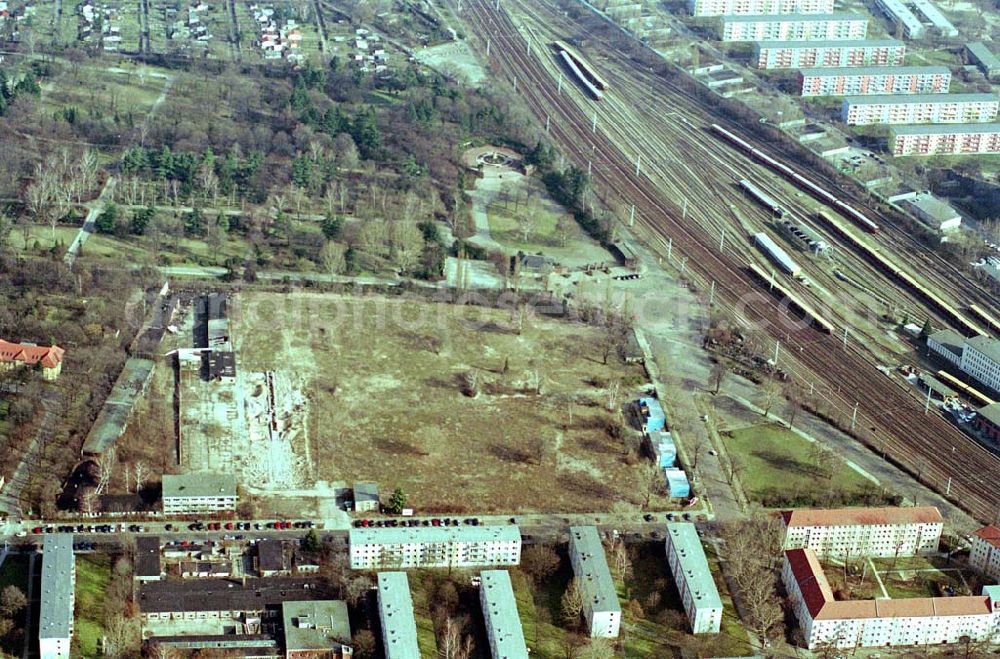 Berlin-Friedrichsfelde from the bird's eye view: Abrissfläche Krimhildstraße/Rüdiger Straße am Friedhof Friedrichsfelde