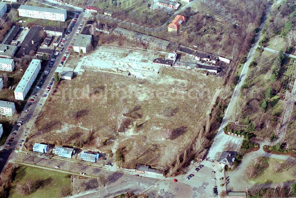 Berlin-Friedrichsfelde from the bird's eye view: Abrissfläche Krimhildstraße/Rüdiger Straße am Friedhof Friedrichsfelde