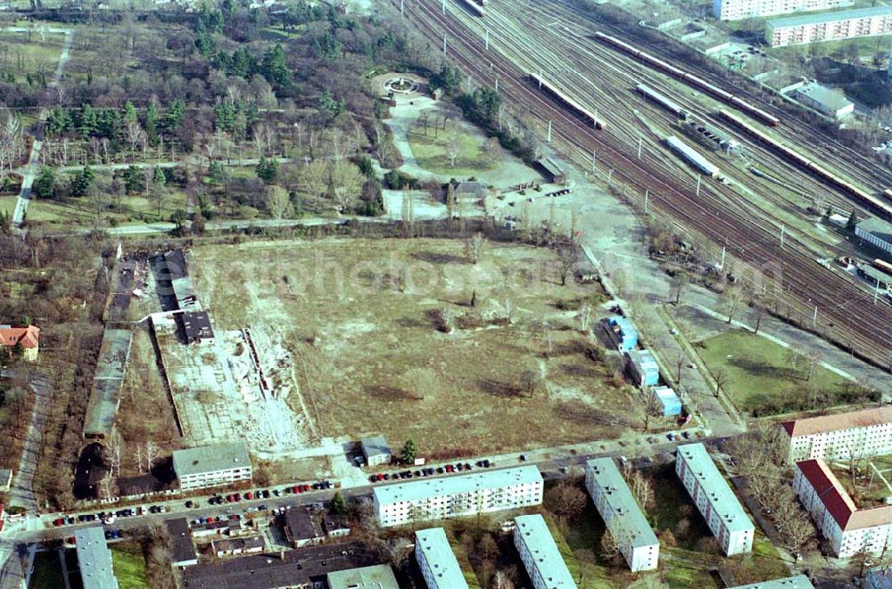 Berlin-Friedrichsfelde from above - Abrissfläche Krimhildstraße/Rüdiger Straße am Friedhof Friedrichsfelde