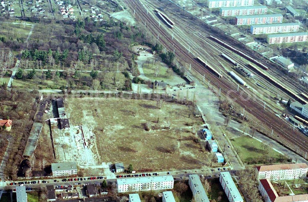 Berlin-Friedrichsfelde from the bird's eye view: Abrissfläche Krimhildstraße/Rüdiger Straße am Friedhof Friedrichsfelde